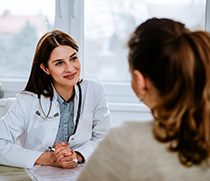 Gespräch zwischen junger Ärztin und Patientin